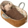 Новорожденный мышонок в переносной люльке